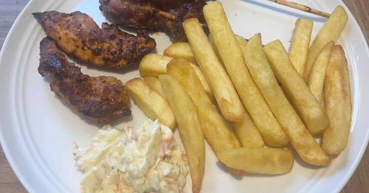 I tried the COSORI TurboTower Dual Air Fryer and I'll never eat a soggy chip again