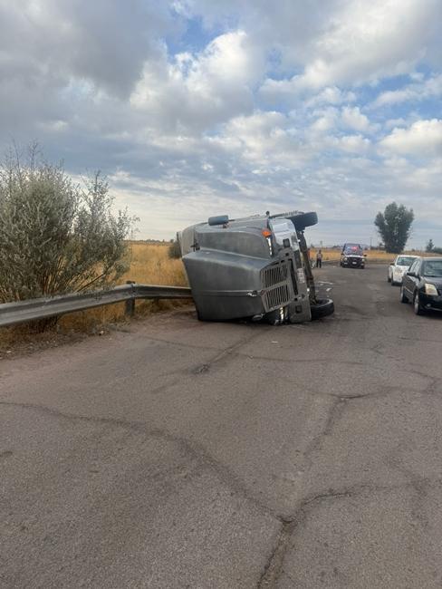 Tráiler vuelca en la estatal 36 tras maniobra fallida