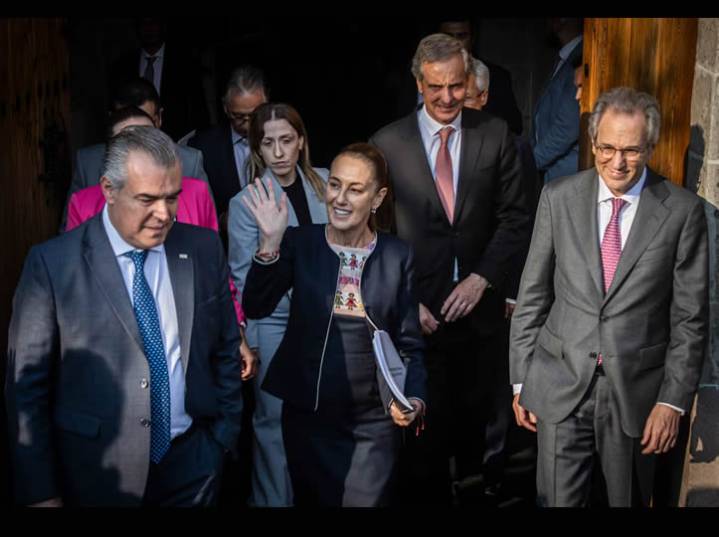 Sheinbaum mantiene una alta aprobación, pero resiente la erosión del Gobierno