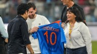 Sachin Meets Messi, Gifts Team India Jersey