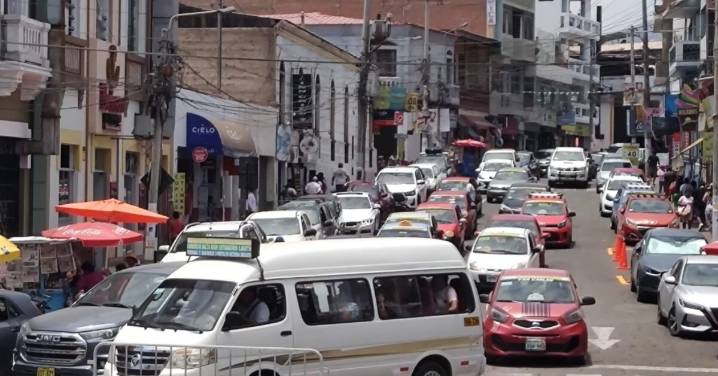 Colectiveros de Mollendo advierten crisis y exigen frenar autorizaciones