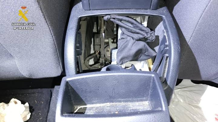 Detienen a un vecino de Vegadeo, de 22 años, por llevar droga escondida en el cenicero de su coche