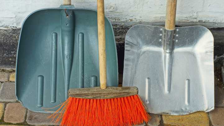 Plastic Vs Metal Snow Shovel: Which Is The Best Option For Your Needs