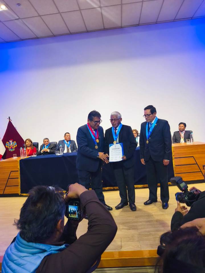 Colegio de Periodistas entregó diplomas de reconocimiento a Hugo Amanque y Bernardino Rodríguez por sus trayectorias profesionales