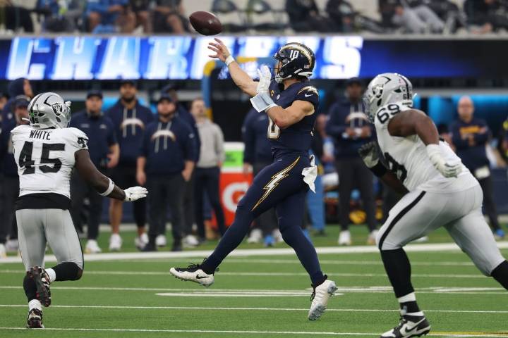 Deadspin | Kimani Vidal's 59-yard TD sparks run-heavy Chargers past Raiders