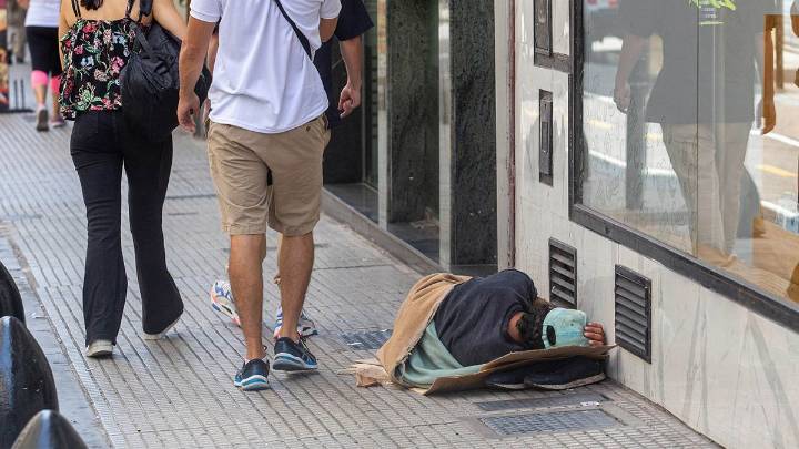 La UCA relativizó los datos del Indec sobre la pobreza: sostiene que se "sobrestimó" la caída