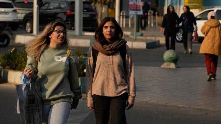 El hiyab se lleva menos en Irán, pero la represión persiste