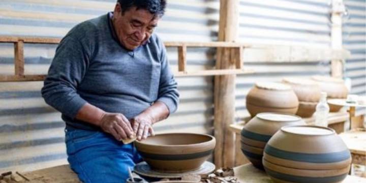 Maestro alfarero Mario Quispe consolida su legado familiar gracias al respaldo de Pensión 65