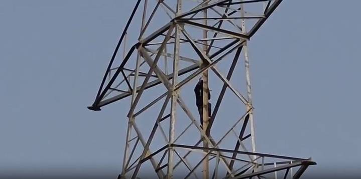 Youth Pulls Sholay-Style Act in Odisha's Keonjhar, Climbs Electric Tower Over Dispute With Girlfriend