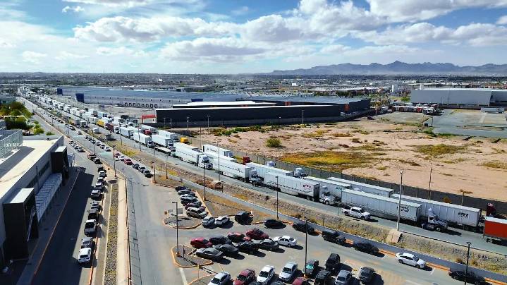 Bloquean agricultores nuevamente cruces de carga en puentes internacionales de Ciudad Juárez