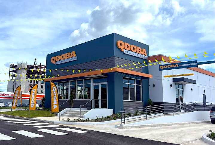 QDOBA Mexican Eats planta bandera en Ponce