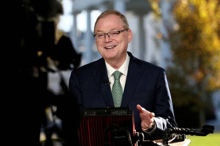 Trump says he is leaning toward Warsh or Hassett to lead the Fed, WSJ reports