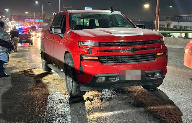 Falla mecánica provoca incendio en camioneta y complica vialidad en el Distribuidor Vial El Sarape