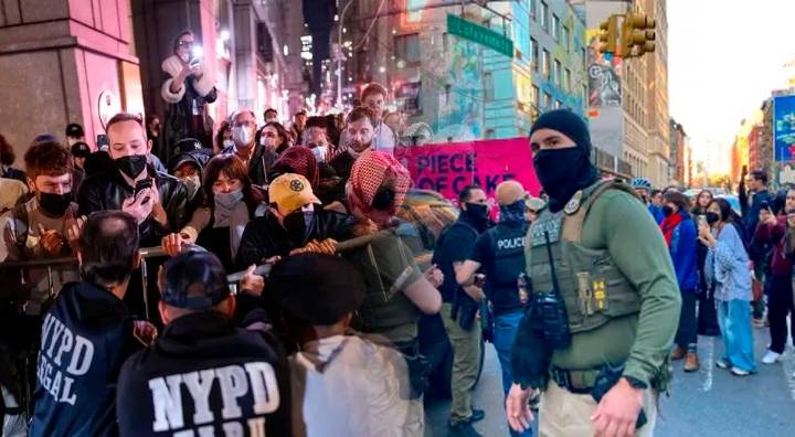 Nueva York en ALERTA: una REDADA FEDERAL es frustrada por 200 manifestantes y termina en arrestos