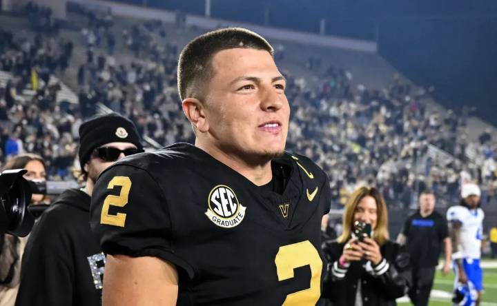 Diego Pavia goes up to Donald Trump requesting help for Vanderbilt on College Football Playoffs