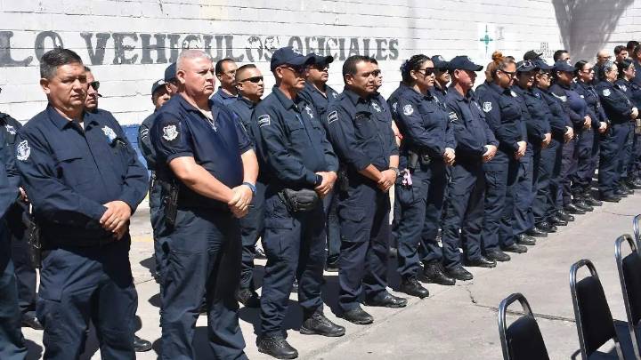 Policías municipales realizan tareas de tránsito ante alza de accidentes viales en Parral
