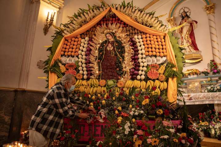 Guadalupanos abarrotan el santuario de la Virgen en Tijuana