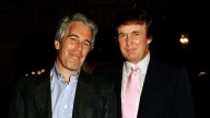 Caso Epstein: revelan una serie de fotos inéditas en las que aparece Donald Trump junto a varias mujeres