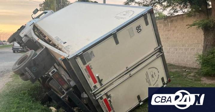 Córdoba: un camión cargado cayó en una canaleta frente al depósito de un supermercado