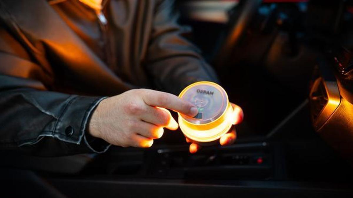 ¿Cómo vincular y registrar en la DGT la baliza V16? La duda que tienen miles de conductores