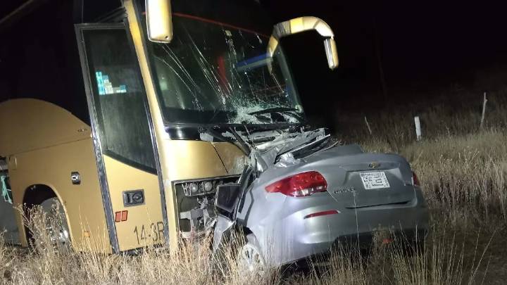 Identifican a joven fallecido en choque frontal en la carretera Parral