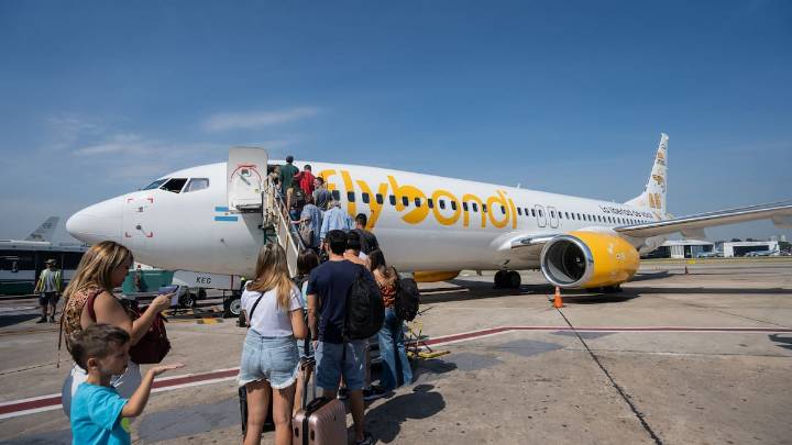Beneficios fiscales y laborales. Flybondi inició el proceso para ser aerolínea de bandera en Paraguay