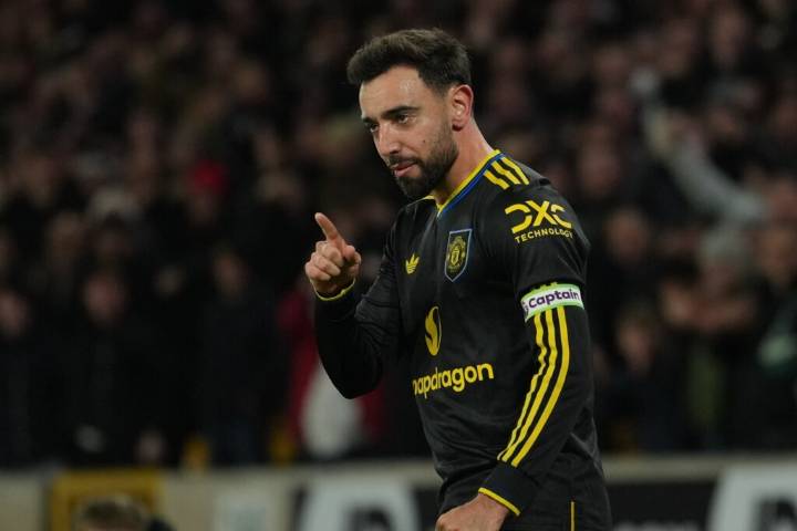 Two-goal Bruno Fernandes leads rampant Manchester United to 4