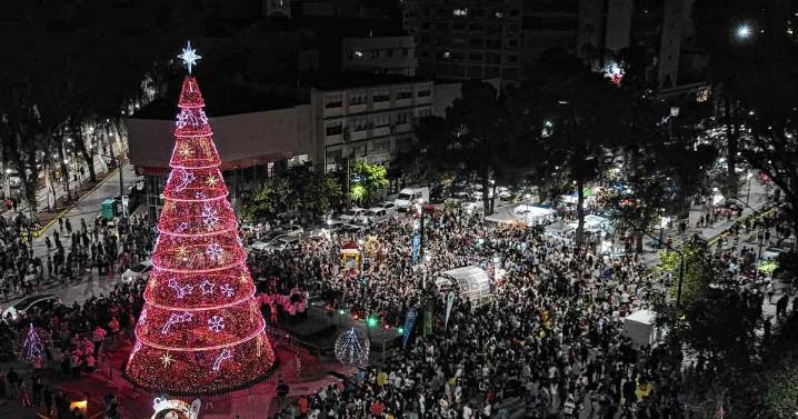 ¡En fotos! Así fue la inauguración del arbolito de Navidad en Neuquén