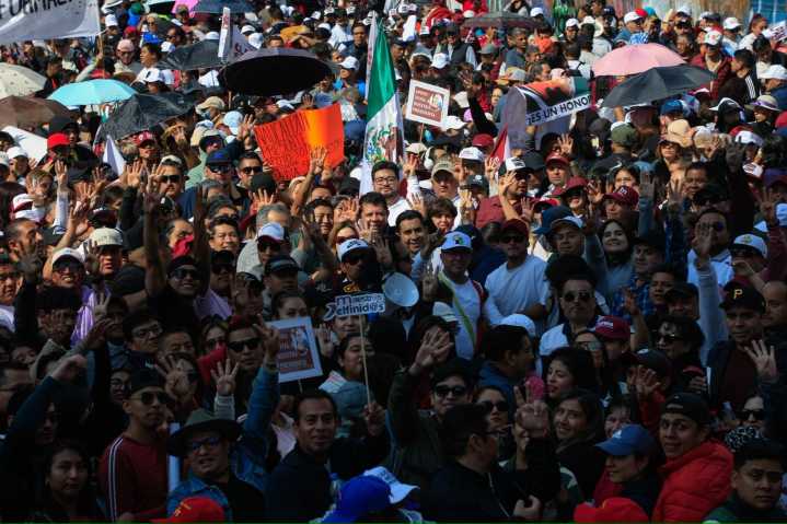 Alrededor de 10 mil vecinos de Naucalpan acuden al Zócalo de CDMX para apoyar a Claudia Sheinbaum