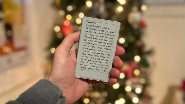 This Quirky Wallet-Sized E-Reader Is Under $50 for Cyber Monday
