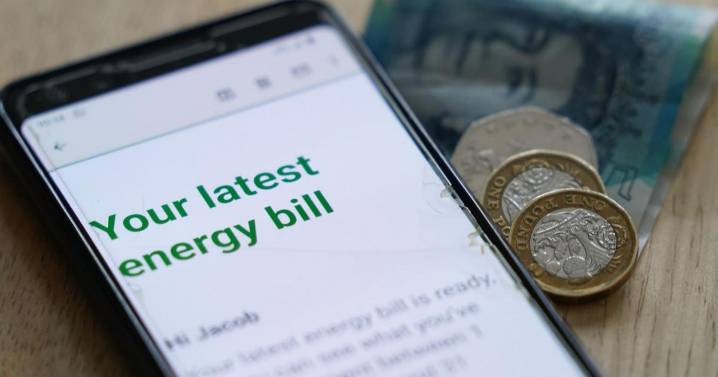 Energy firms told to pass on £150 discount to customers on fixed tariffs