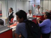Proponen que trabajadores bancarios no usen celulares durante su jornada laboral