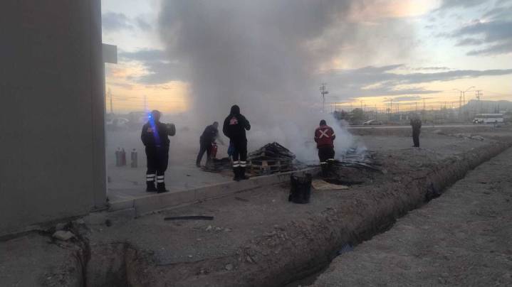 Apoyan Policías Municipales a sofocar incendio en Villa Colonial