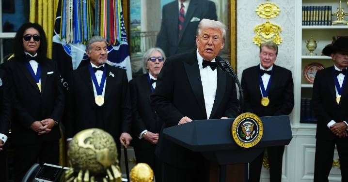 Trump presents medals to Kennedy Center honorees