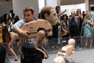 Perros robóticos con rostros de Musk, Bezos y Picasso acaparan la atención en Art Basel