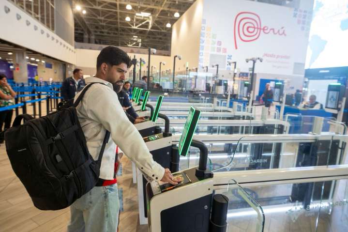 Migraciones extiende e-gates a todos los turistas en salidas internacionales