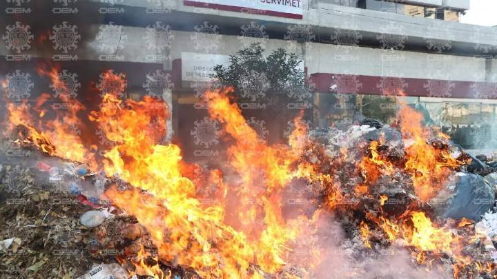 Protesta de personal de limpieza de CDMX se sale de control: rompen cristales y prenden fuego a basura