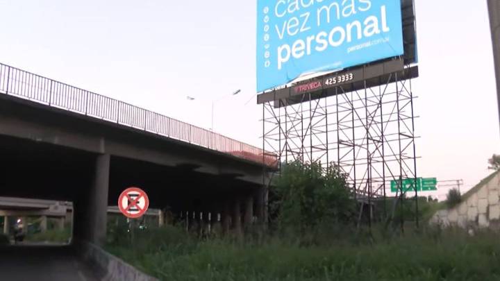 Instalaba un cartel en la zona norte y cayó desde más de diez metros