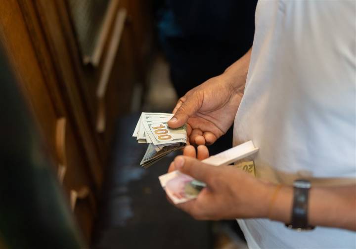 Deutsche Bank, Standard Bank see December gloom for the dollar