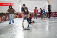 Tijuanenses disfrutan de pista de hielo en explanada del Palacio Municipal