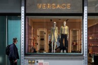 Prada concretó la compra de Versace por 1.375 millones de dólares: nace el gran imperio de la moda italiana