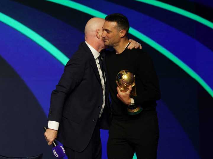 Scaloni y un acto de justicia: Infantino le pidió perdón y le dejó tocar la copa sin guantes
