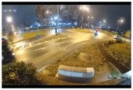 ¡Si no queda grabado, no lo creemos! Conductor sufre crisis diabética, choca contra una glorieta y su auto sale volando en Rumania