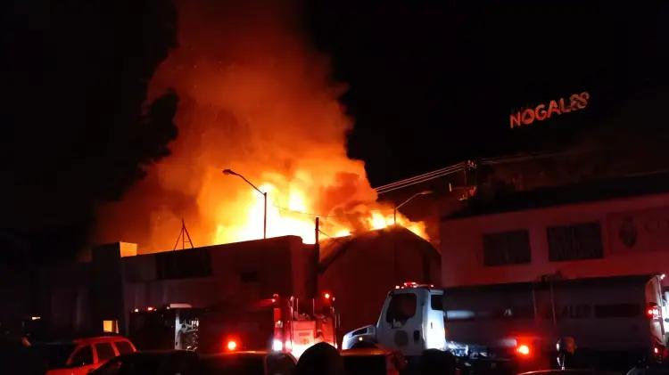 Incendio arrasa antiguo club nocturno en Nogales; piden demoler el edificio