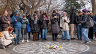 Fans recuerdan a John Lennon 45 años después de su muerte en NYC