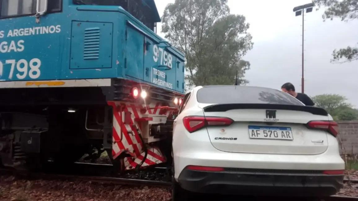 Un tren chocó a un auto y lo arrastró varios metros en el acceso a Río Piedras