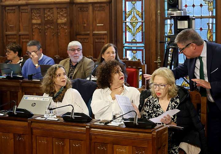 Del Arco defiende un presupuesto «centrado en las personas» mientras la oposición denuncia listas de espera y «caos en la gestión»