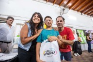 Eva Mieri entregó anteojos en la Escuela 4