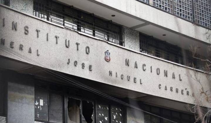 Gobierno alerta presencia de redes adultas detrás de ataques en liceo emblemáticos: Se perfilan como “sujetos antisistema”