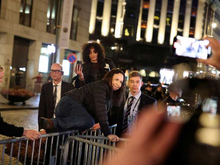 De la foto en el avión a saltar la valla frente al hotel: así fueron las primeras horas de María Corina Machado en Oslo